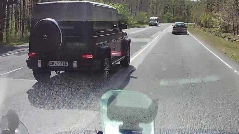 Джипът на Наско Сиракож в насрещното